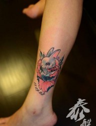 女人腿部前卫可爱小兔子纹身图片