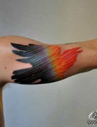 手臂流行很酷的一张彩色图腾乌鸦纹身图片