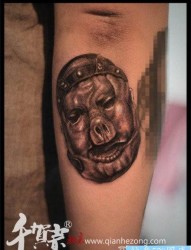 一张另类很酷的猪头纹身图片