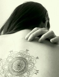 女性背部花朵图腾刺青