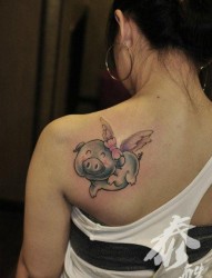女人肩背可爱的小飞猪纹身图片