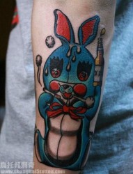 手臂一张抽烟喝酒的兔子纹身图片