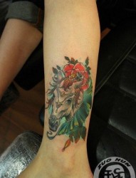 女人腿部精美前卫的一张马纹身图片