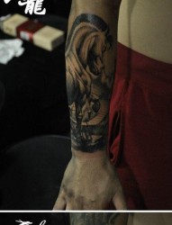 手臂前卫流行的黑白马纹身图片
