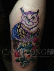腿部前卫很酷的一张猫头鹰纹身图片