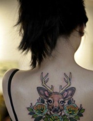 女人后背可爱前卫的小鹿纹身图片
