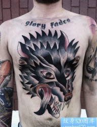 男性前胸流行很酷的一张狼头纹身图片