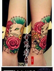 腿部流行可爱的猫咪与玫瑰花纹身图片