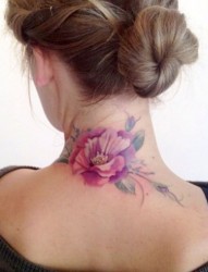 女性颈部漂亮的花朵纹身