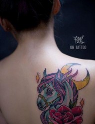 女人肩背流行经典的马纹身图片