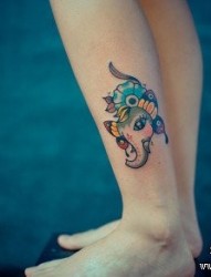 女人腿部超可爱的小象纹身图片