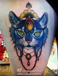 女人腿部一张很帅经典的猫咪纹身图片
