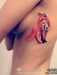 美女侧胸一张概念风格的狐狸纹身图片