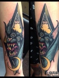 手臂经典很帅的蝙蝠纹身图片