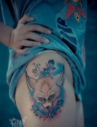 女人腿部流行可爱的狐狸纹身图片