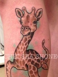 小腿上一张可爱长颈鹿纹身作品欣赏