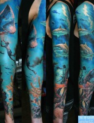 一张漂亮的海洋世界花臂纹身图片