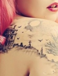 女性背部城堡刺青