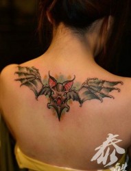 女人后背经典很帅的蝙蝠纹身图片