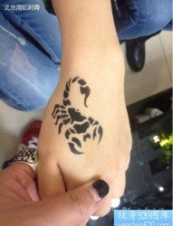 女人手背流行前卫的图腾蝎子纹身图片