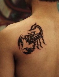 肩背帅气的图腾蝎子纹身图片