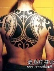 蝎子纹身图片：一张背部图腾蝎子纹身图案