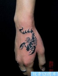 蝎子纹身图片：手背虎口图腾蝎子纹身图案