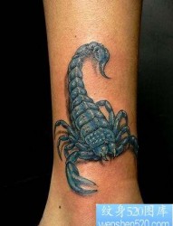 蝎子纹身图片：腿部彩色蝎子纹身图案