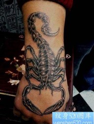蝎子纹身图片：一张手部手背蝎子纹身图案