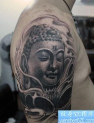 一张男生手臂经典的佛头纹身图片