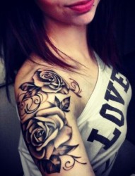 女性手臂上的花朵纹身图