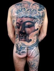 一张男生背部超酷的满背佛头纹身图片