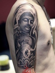 手臂一张流行很酷的石雕如来佛祖纹身图片