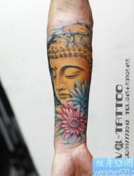 手背经典前卫的一张佛头与花卉纹身图片