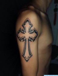 十字架纹身图片：手臂十字架纹身图案