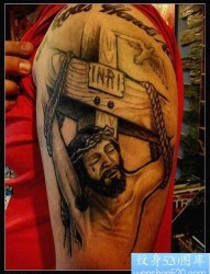 纹身图片：超酷超帅超经典的大臂耶稣受难十字架纹身图片（精品）