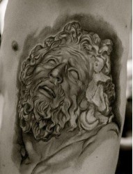 耶稣纹身图片：腰部耶稣纹身图案