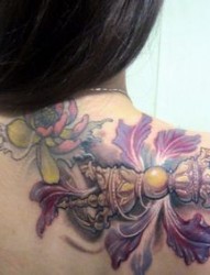 金刚杵纹身图片：肩部彩色花卉金刚杵纹身图案