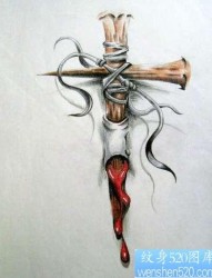 一张流行漂亮的滴血十字架纹身图片图案