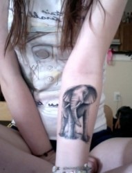 手臂上一款大象纹身