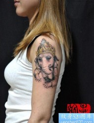 一张女孩子手臂象神纹身图片