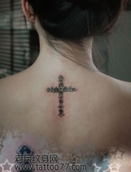 美女背部经典的五芒星十字架纹身图片