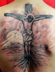 经典的背部耶稣十字架纹身图片