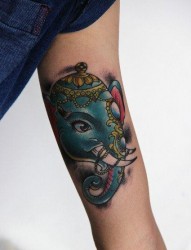 女人手臂唯美流行的象神纹身图片