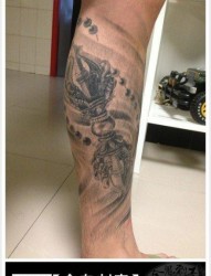 腿部一张经典的黑白金刚杵纹身图片