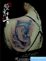 女人后背经典的黑白象神纹身图片