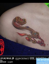 女人胸部流行经典的吉祥如意纹身图片