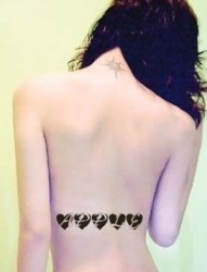 女性背部心形刺青