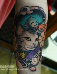 手臂流行的一张招财猫纹身图片