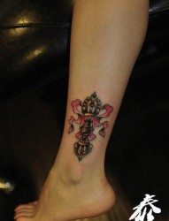女人小腿精美流行的金刚杵纹身图片